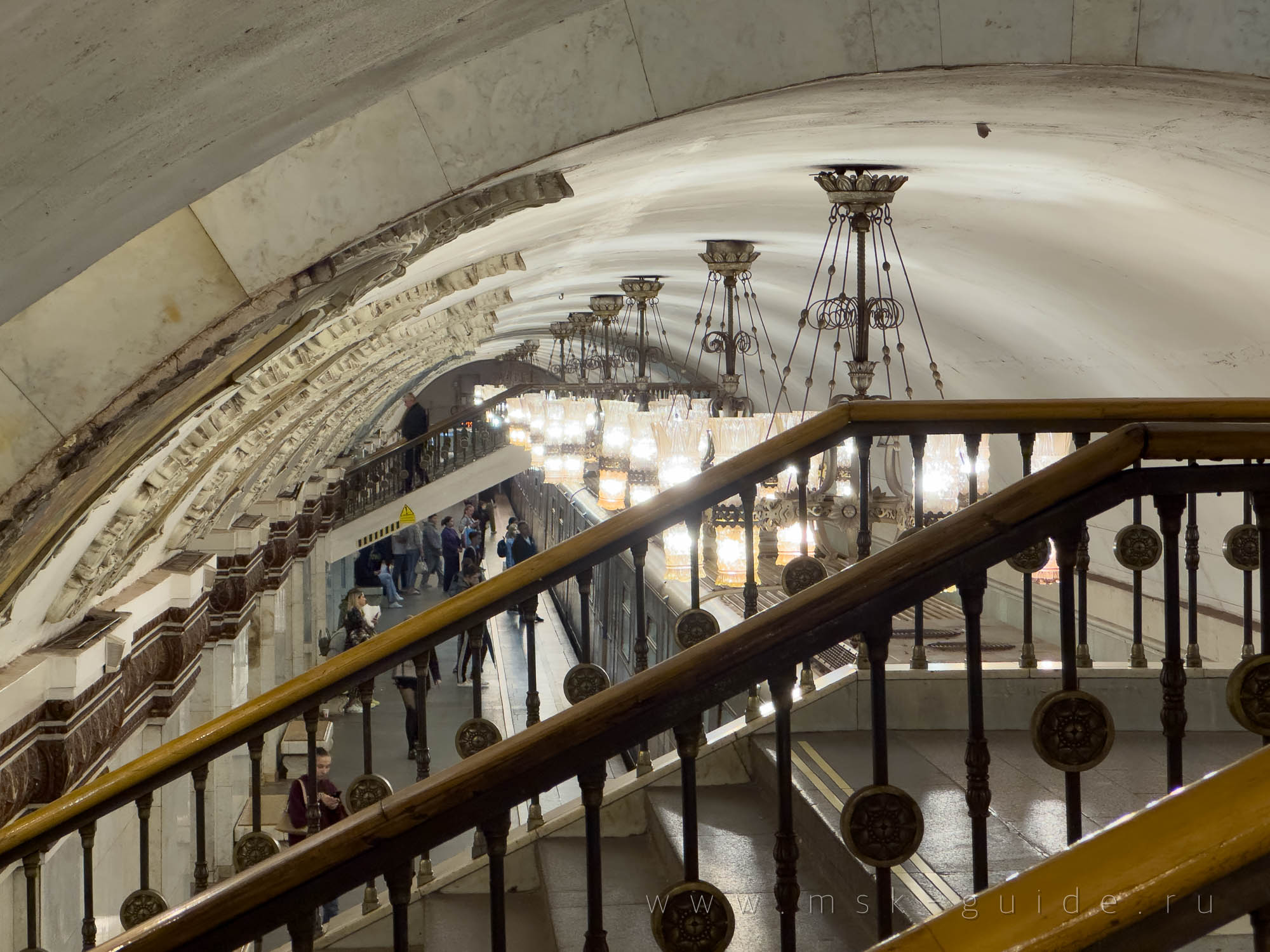 Метро «Киевская» в Москве, переход над путём Метро «Киевская» в Москве, переход над путём