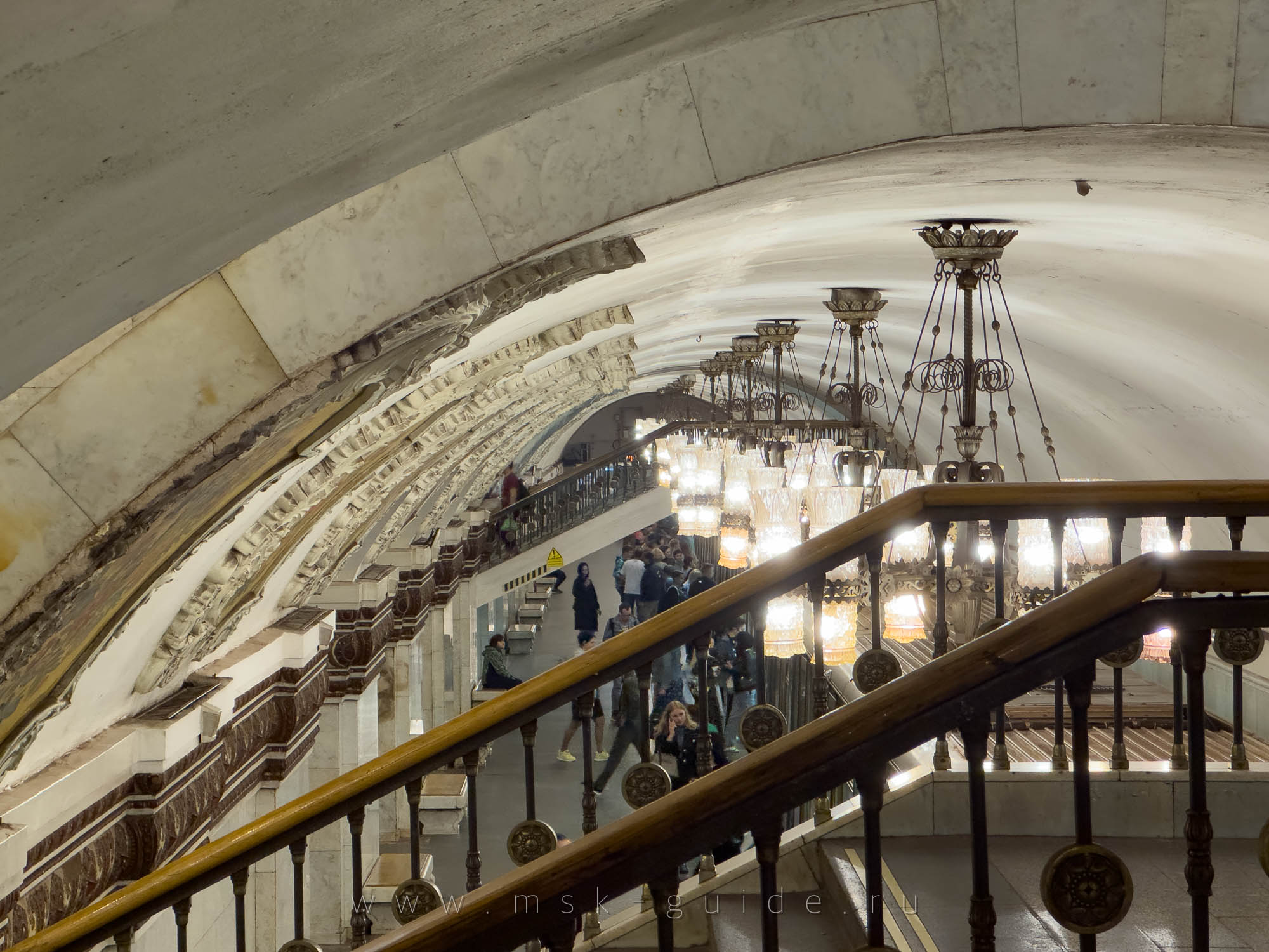 Метро «Киевская» в Москве, переход над путём Метро «Киевская» в Москве, переход над путём