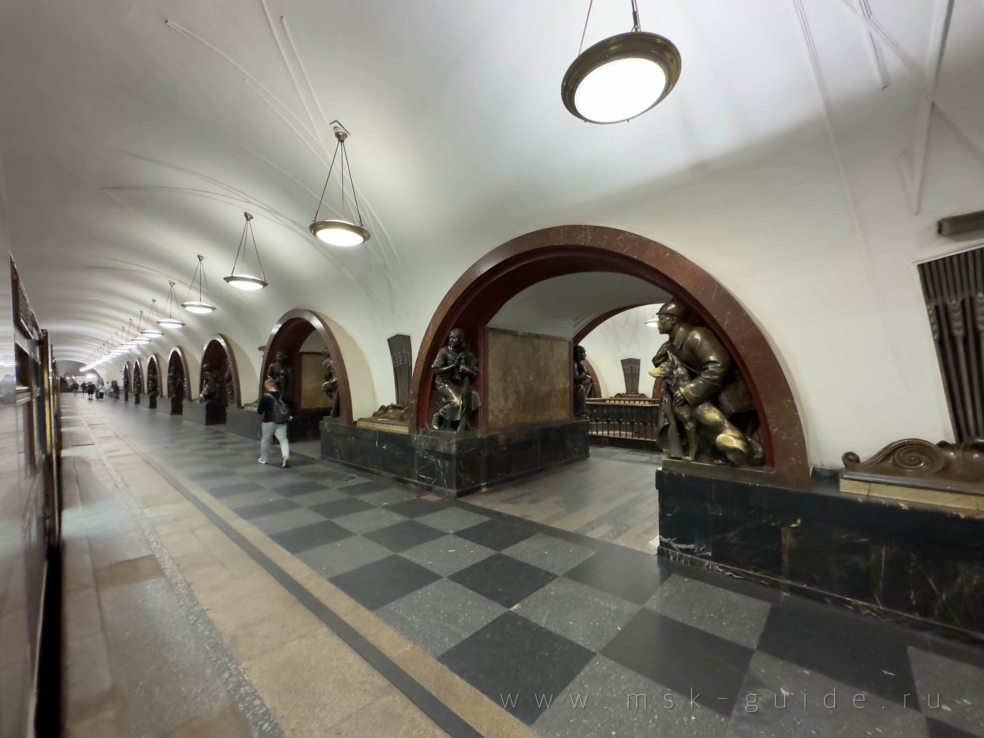Метро «Площадь Революции» на фото Метро «Площадь Революции» на фото