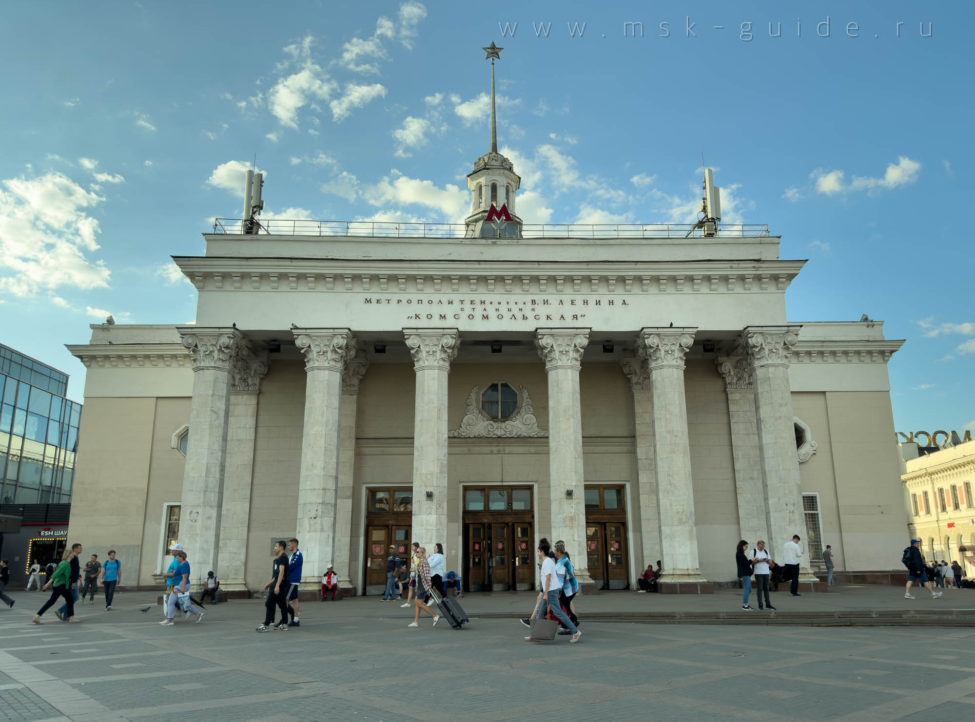 Наземный вестибюль станции метро «Комсомольская» Наземный вестибюль станции метро «Комсомольская»