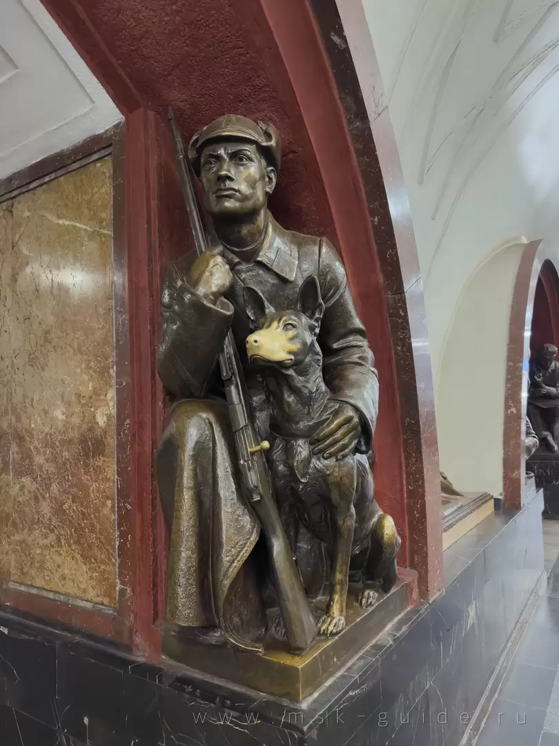 Пограничник с собакой — скульптура на станции метро «Площадь Революции» в Москве Пограничник с собакой — скульптура на станции метро «Площадь Революции» в Москве