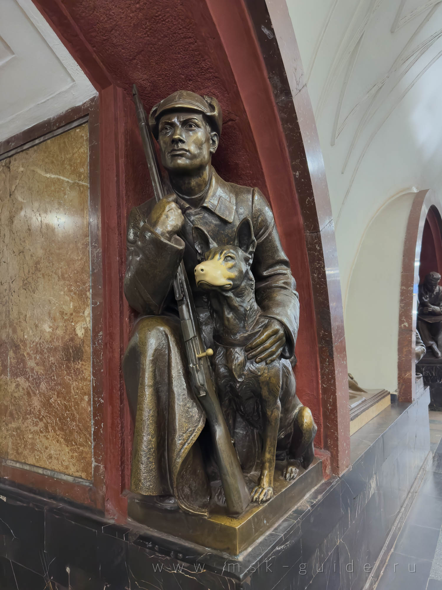 Пограничник с собакой — скульптура на станции метро «Площадь Революции» в Москве Пограничник с собакой — скульптура на станции метро «Площадь Революции» в Москве
