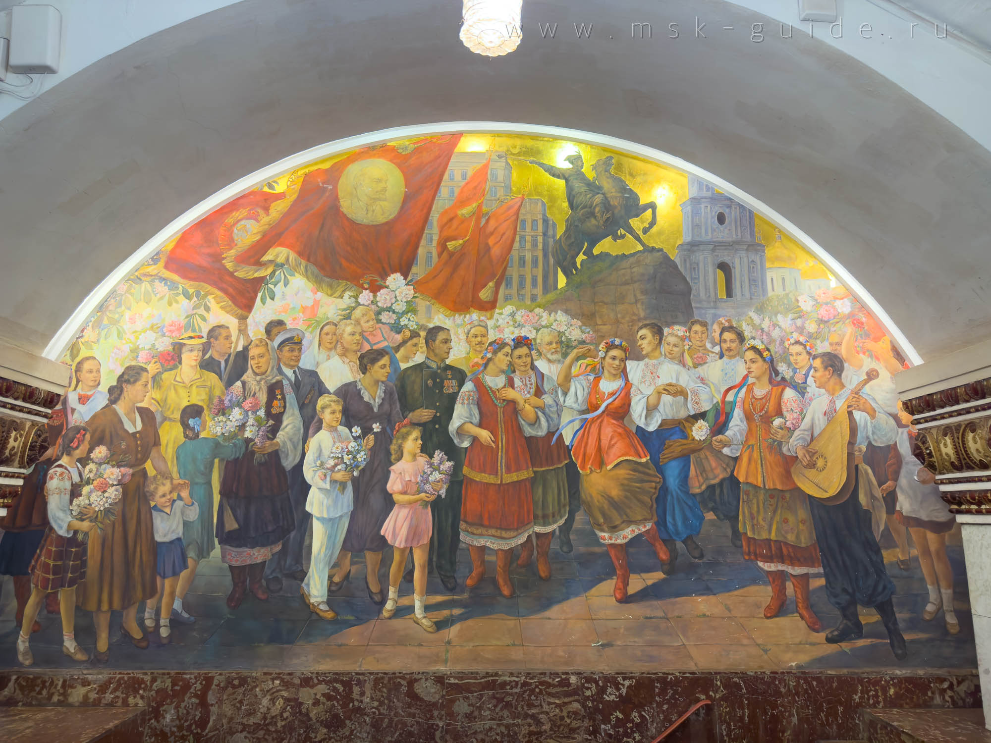 Станция метро «Киевская» — панно, изображающее празднование 300-летия воссоединения Украины с Россией Станция метро «Киевская» — панно, изображающее празднование 300-летия воссоединения Украины с Россией