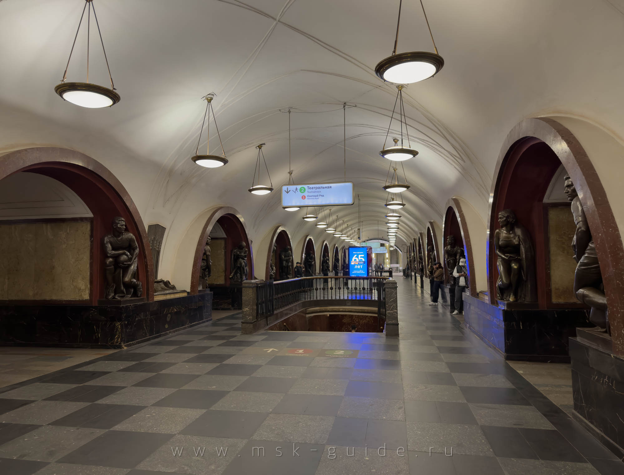 Станция метро «Площадь Революции» в Москве Станция метро «Площадь Революции» в Москве
