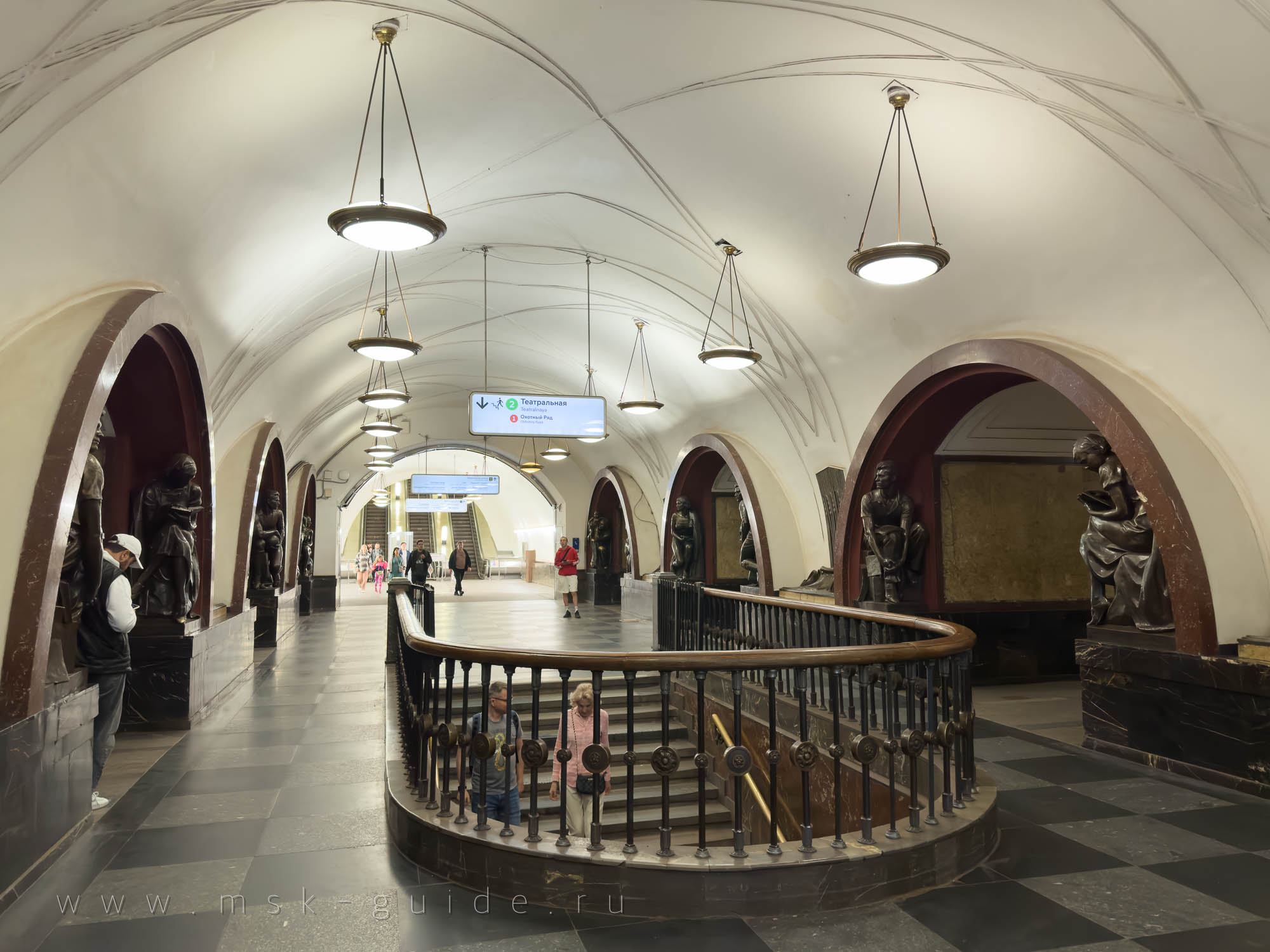 Станция метро «Площадь Революции» в Москве Станция метро «Площадь Революции» в Москве
