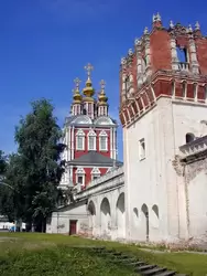 Крепостные стены и башни Новодевичьего монастыря