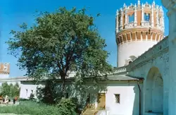 Новодевичий монастырь, Надпрудная башня