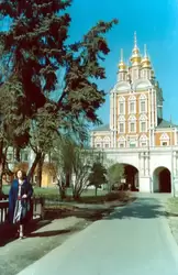 Преображенская церковь над Северными воротами Новодевичьего монастыря
