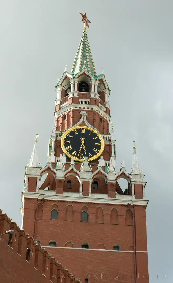 Красная площадь, куранты на Спасской башне Красная площадь, куранты на Спасской башне
