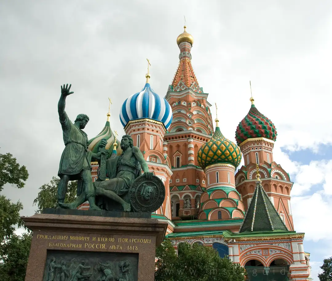 Что посмотреть в Москве: собор Василия Блаженного и памятник Минину и Пожарскому Что посмотреть в Москве: собор Василия Блаженного и памятник Минину и Пожарскому