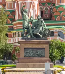 Памятник Минину и Пожарскому на фоне собора Василия Блаженного
