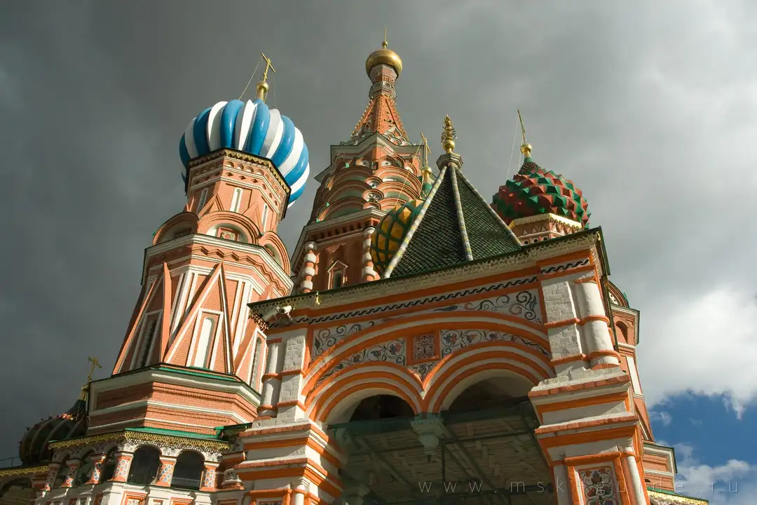 Собор Василия Блаженного, крыльцо и купола