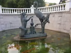 Александровский сад в Москве, скульптура «Лисица и журавль»