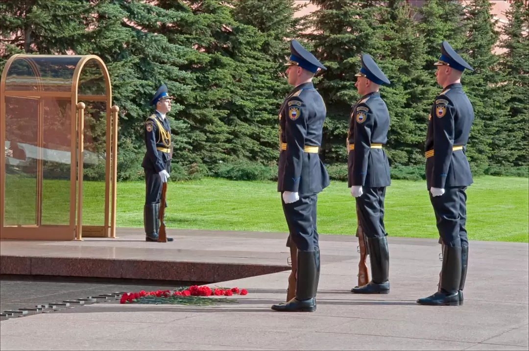 Александровский сад в Москве, смена караула Александровский сад в Москве, смена караула