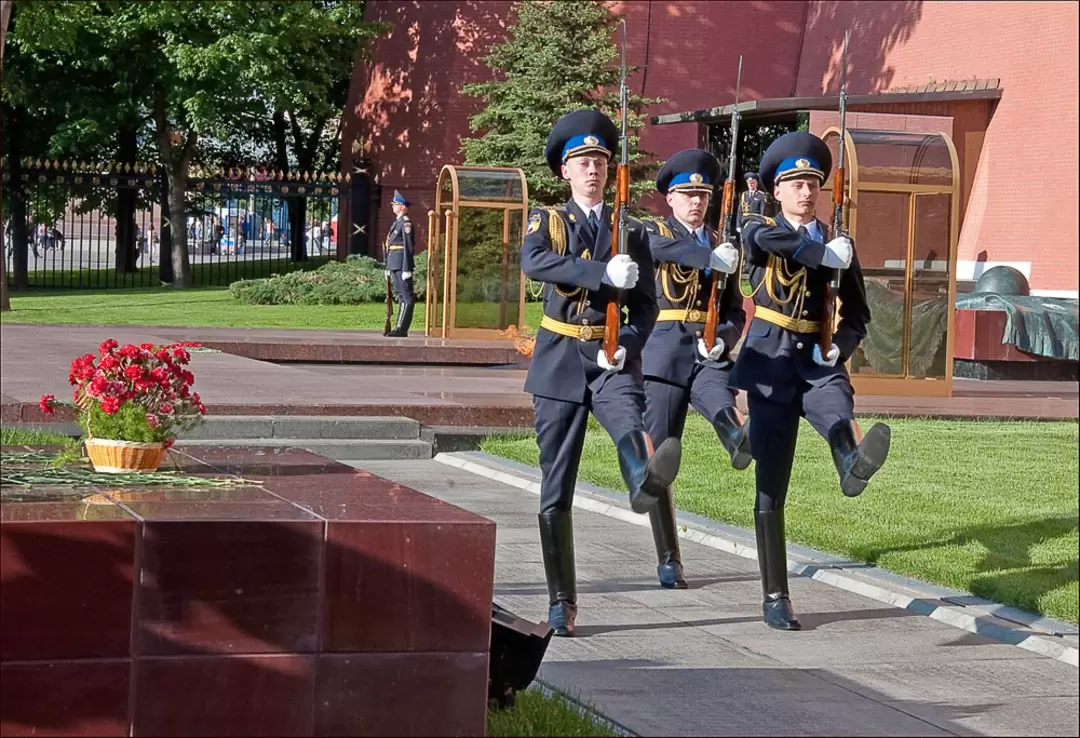 Александровский сад в Москве, смена караула Александровский сад в Москве, смена караула
