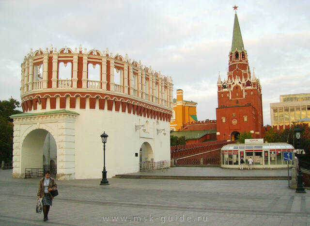 Кутафья и Троицкая башни Московского кремля - вход для туристов в Кремль