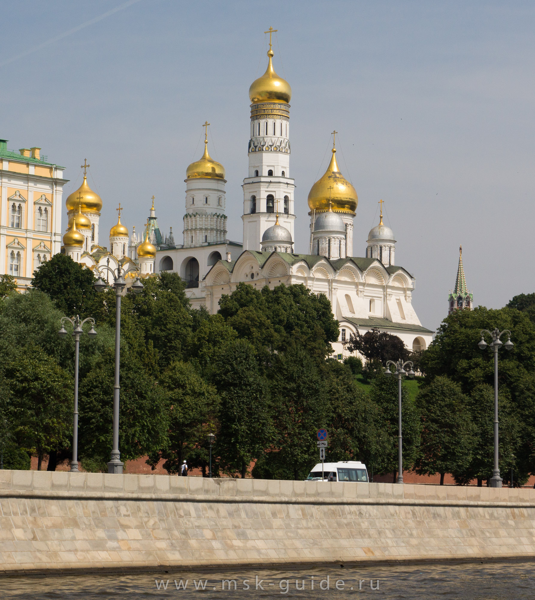 Ансамбль Соборной площади Кремля - вид с Москвы реки Ансамбль Соборной площади Кремля - вид с Москвы реки