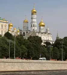 Ансамбль Соборной площади Кремля - вид с Москвы реки