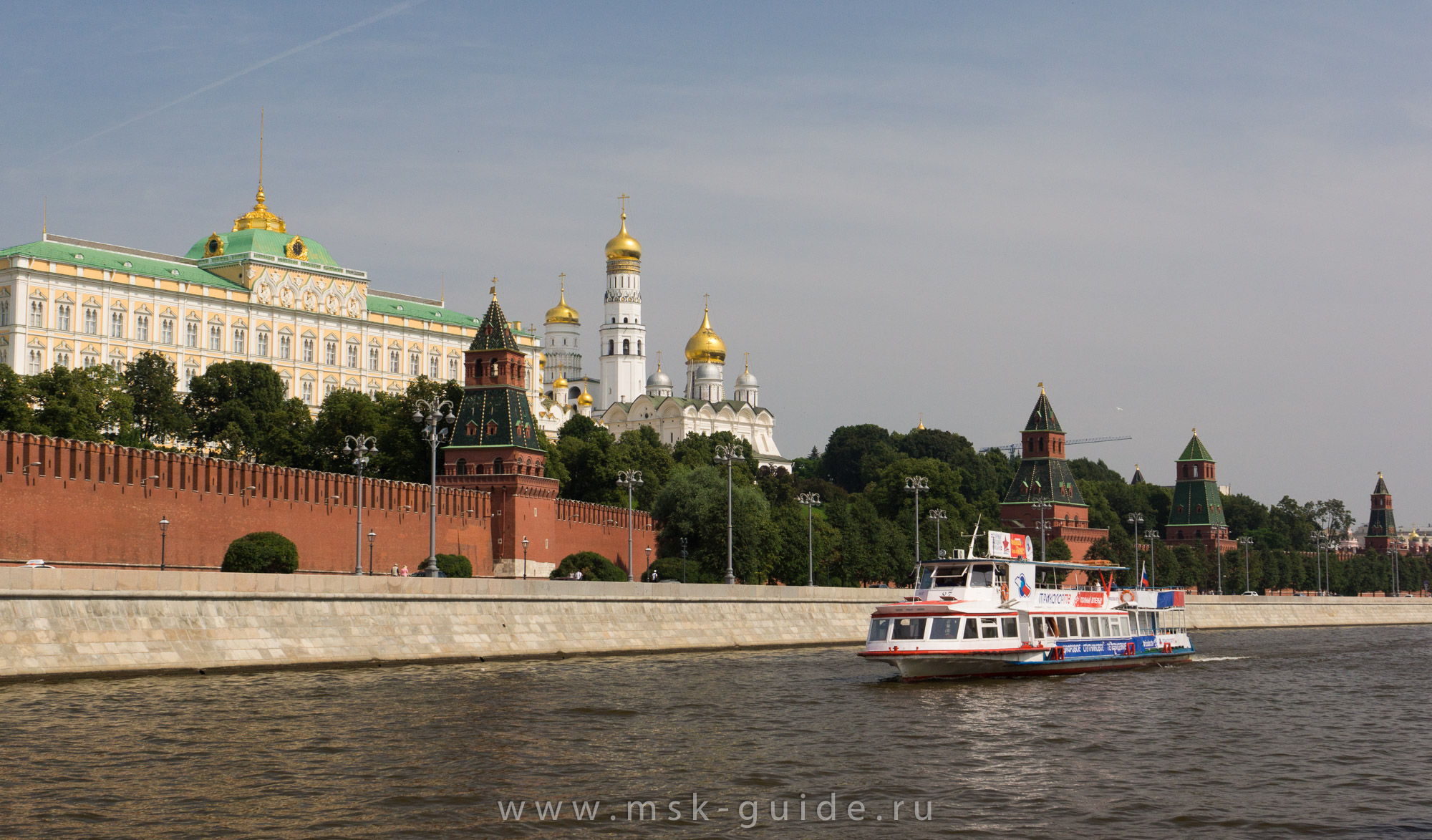 Башни Московского Кремля и Большой Кремлёвский дворец Башни Московского Кремля и Большой Кремлёвский дворец