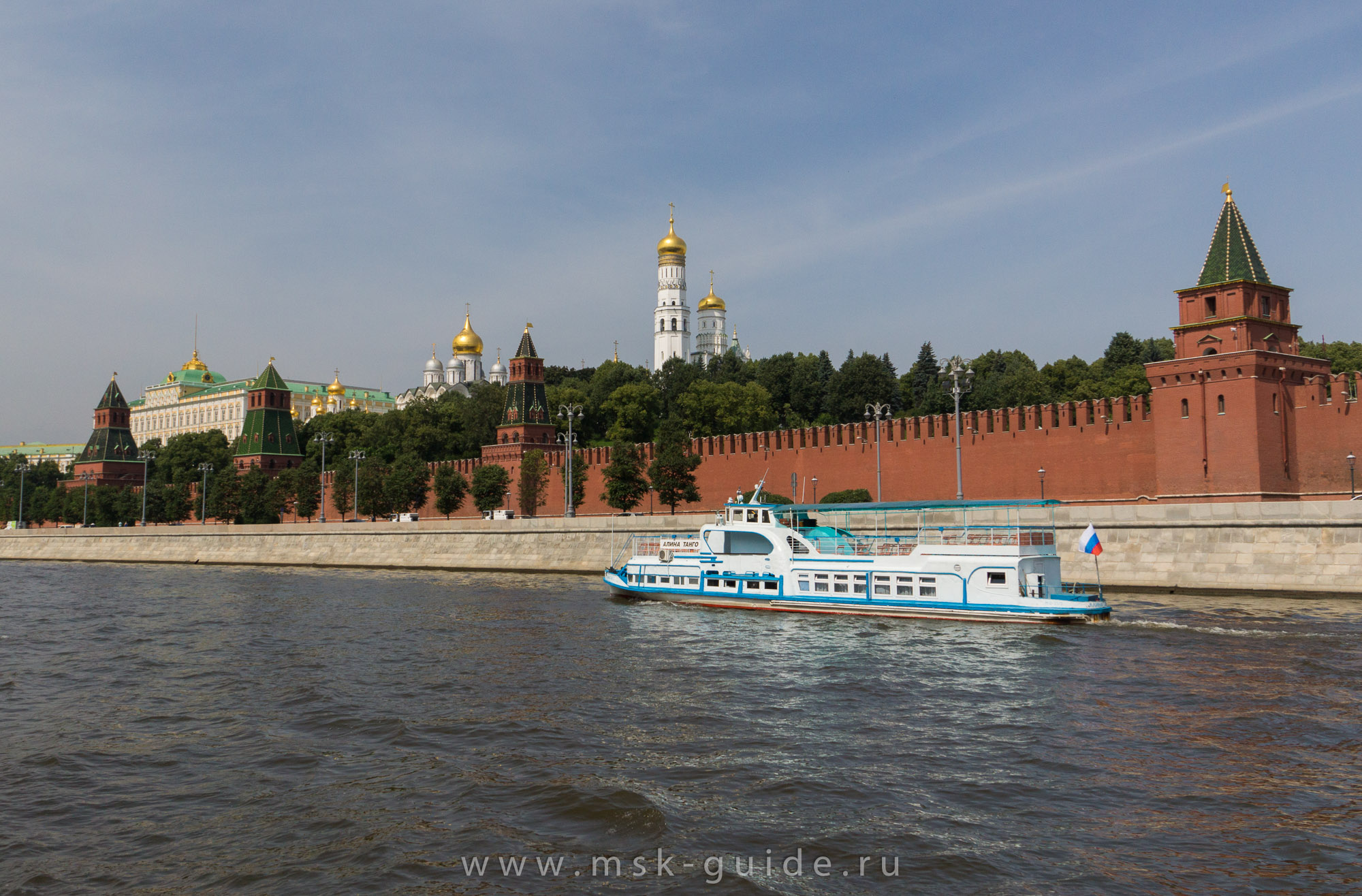Башни Московского Кремля и прогулочный теплоход «Алина Танго» Башни Московского Кремля и прогулочный теплоход «Алина Танго»