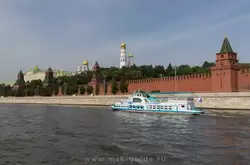 Башни Московского Кремля и прогулочный теплоход «Алина Танго»