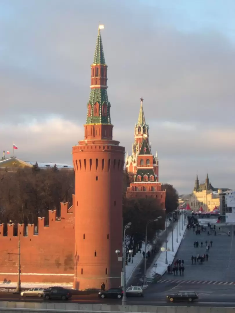 Беклемишевская башня (на переднем плане) и Константино-Еленинская башня (на заднем плане)