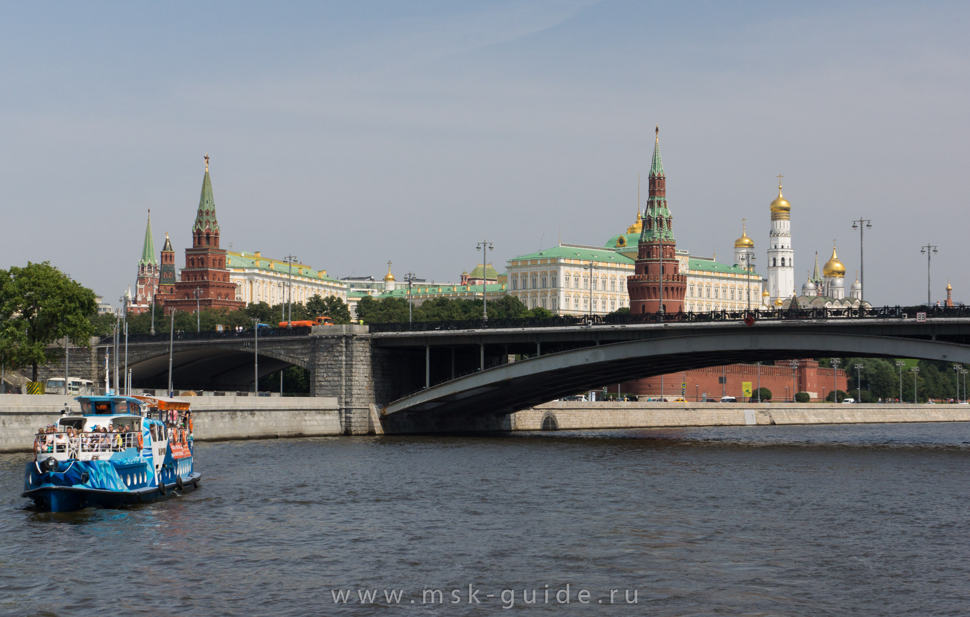 Большой Каменный мост и башни Московского Кремля Большой Каменный мост и башни Московского Кремля
