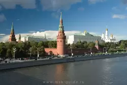 Боровицкая (слева), Водовзводная (в центре) и Благовещенская (справа) башни Московского Кремля