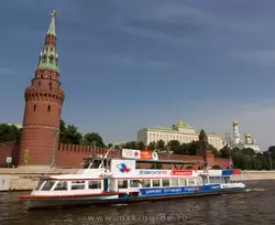 Экскурсии на теплоходе по Москве-реке мимо Кремля