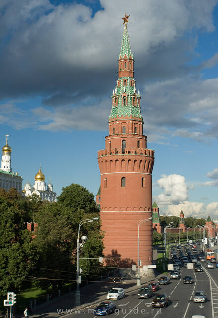 Кремлевская набережная и Водовзводная башня