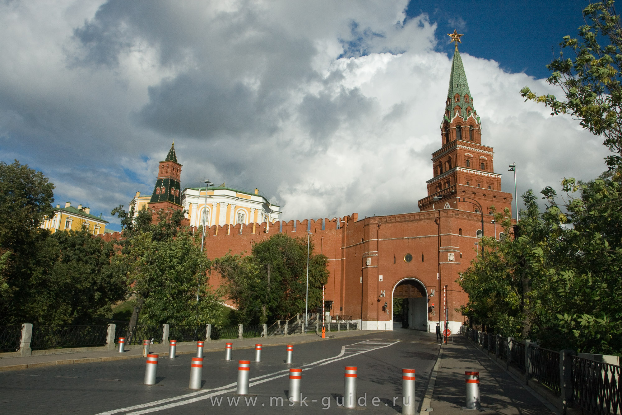 Через какие ворота можно войти в кремль