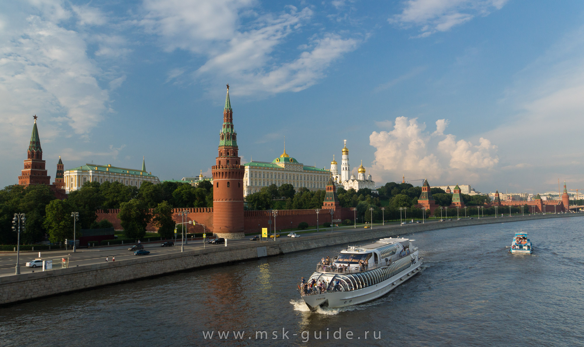 Московский Кремль и прогулочные теплоходы Московский Кремль и прогулочные теплоходы