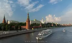 Московский Кремль и прогулочные теплоходы