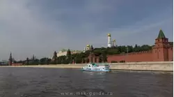 Панорама Кремля с борта экскурсионного теплохода на Москве-реке