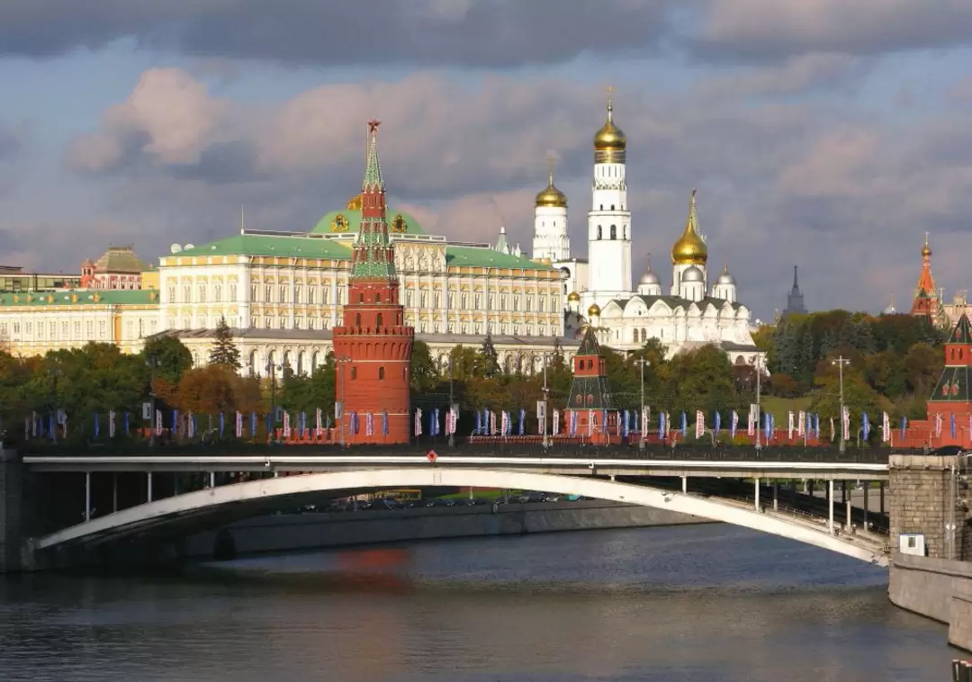 Патриарший мост, вид на Московский Кремль Патриарший мост, вид на Московский Кремль
