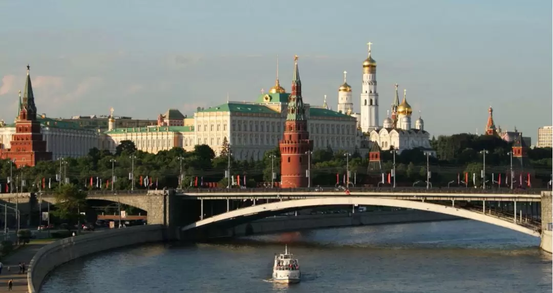 Патриарший мост, вид на Московский Кремль Патриарший мост, вид на Московский Кремль