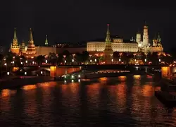 Патриарший мост, вид на ночной Кремль