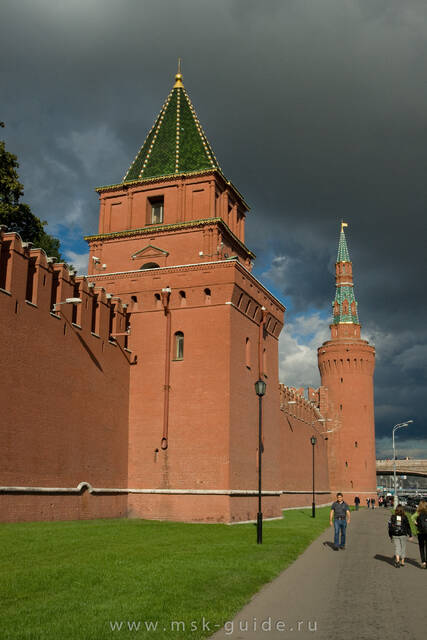 Петровская (на переднем плане) и Беклемишевская (на заднем плане) башни