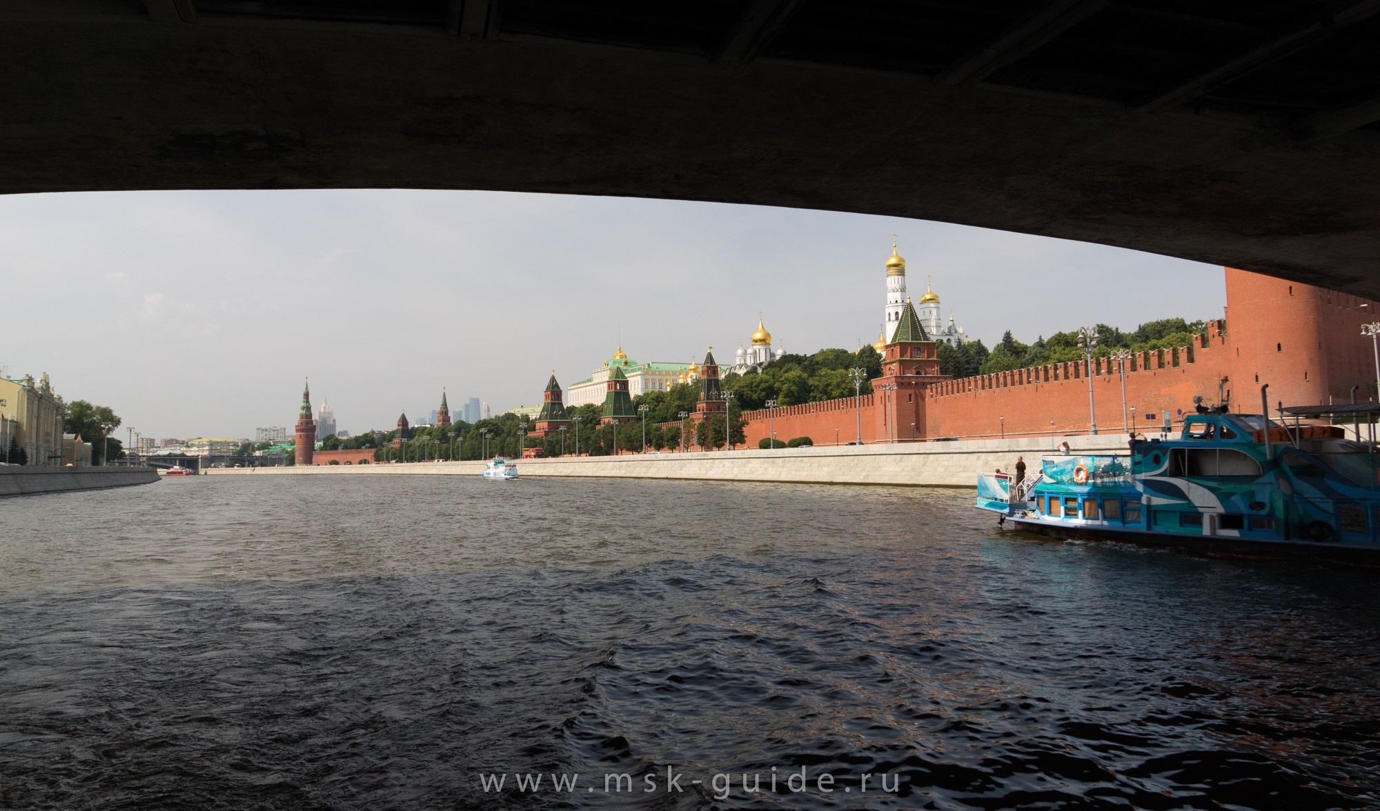 Под Большим Москворецким мостом Под Большим Москворецким мостом