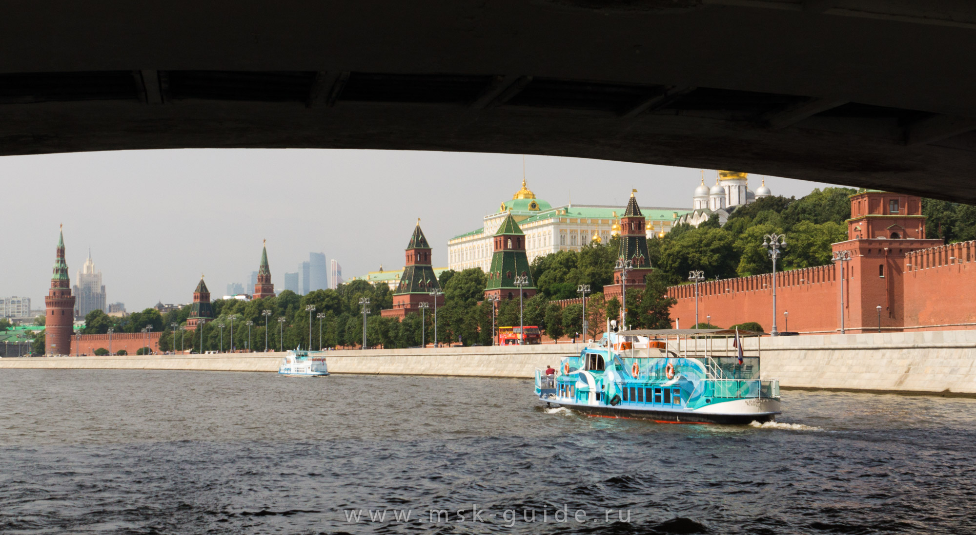 Под Большим Москворецким мостом Под Большим Москворецким мостом