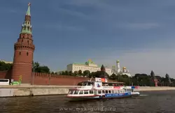 Прогулки на теплоходе по Москве - вид на Кремль