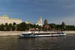 Прогулочный теплоход «Водник» и стены Кремля Москвы