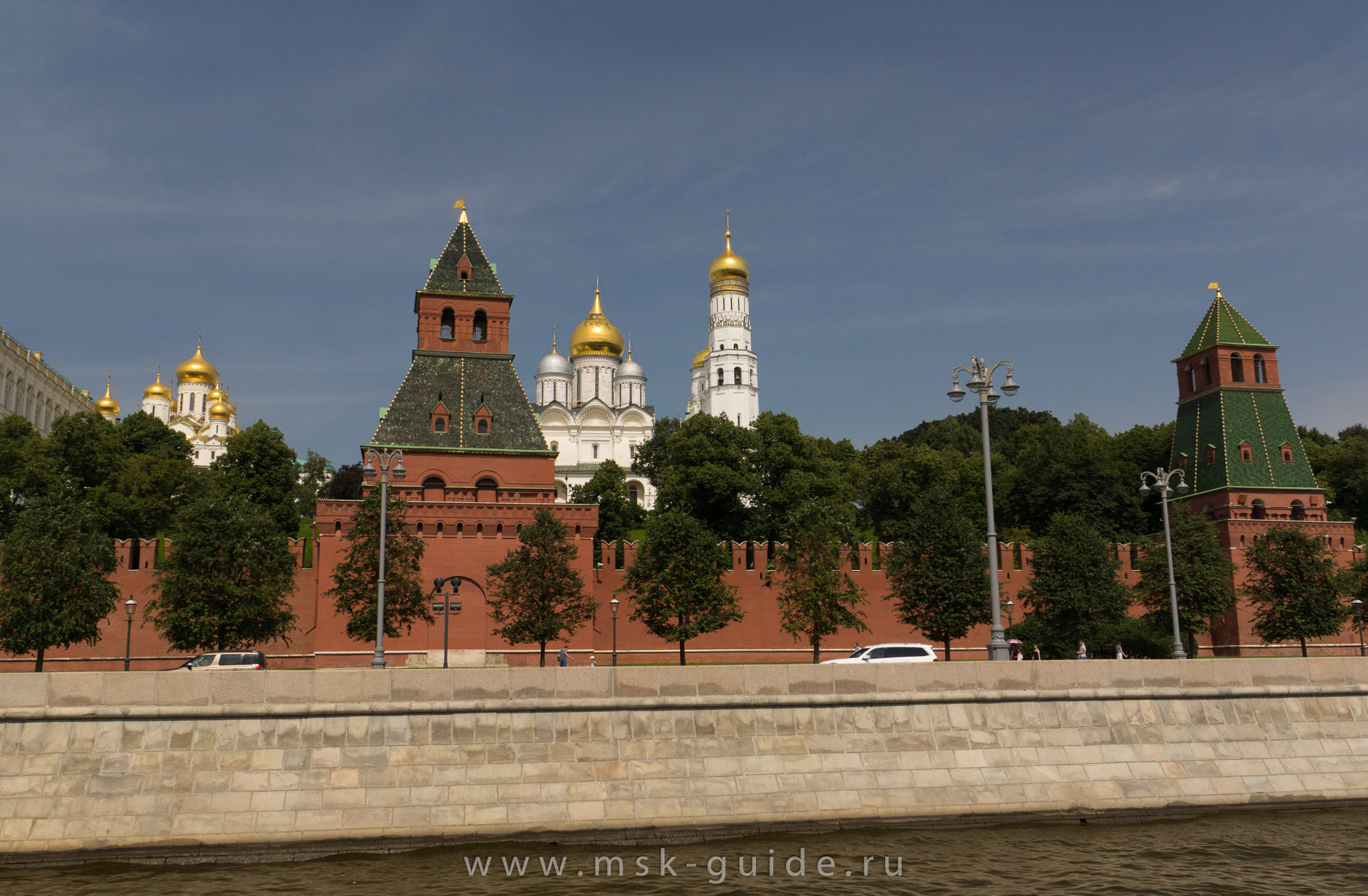 Тайницкая (слева) и Первая Безымянная (справа) башни Тайницкая (слева) и Первая Безымянная (справа) башни