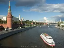 Вид на кремль и реку Москву с Большого Каменного моста
