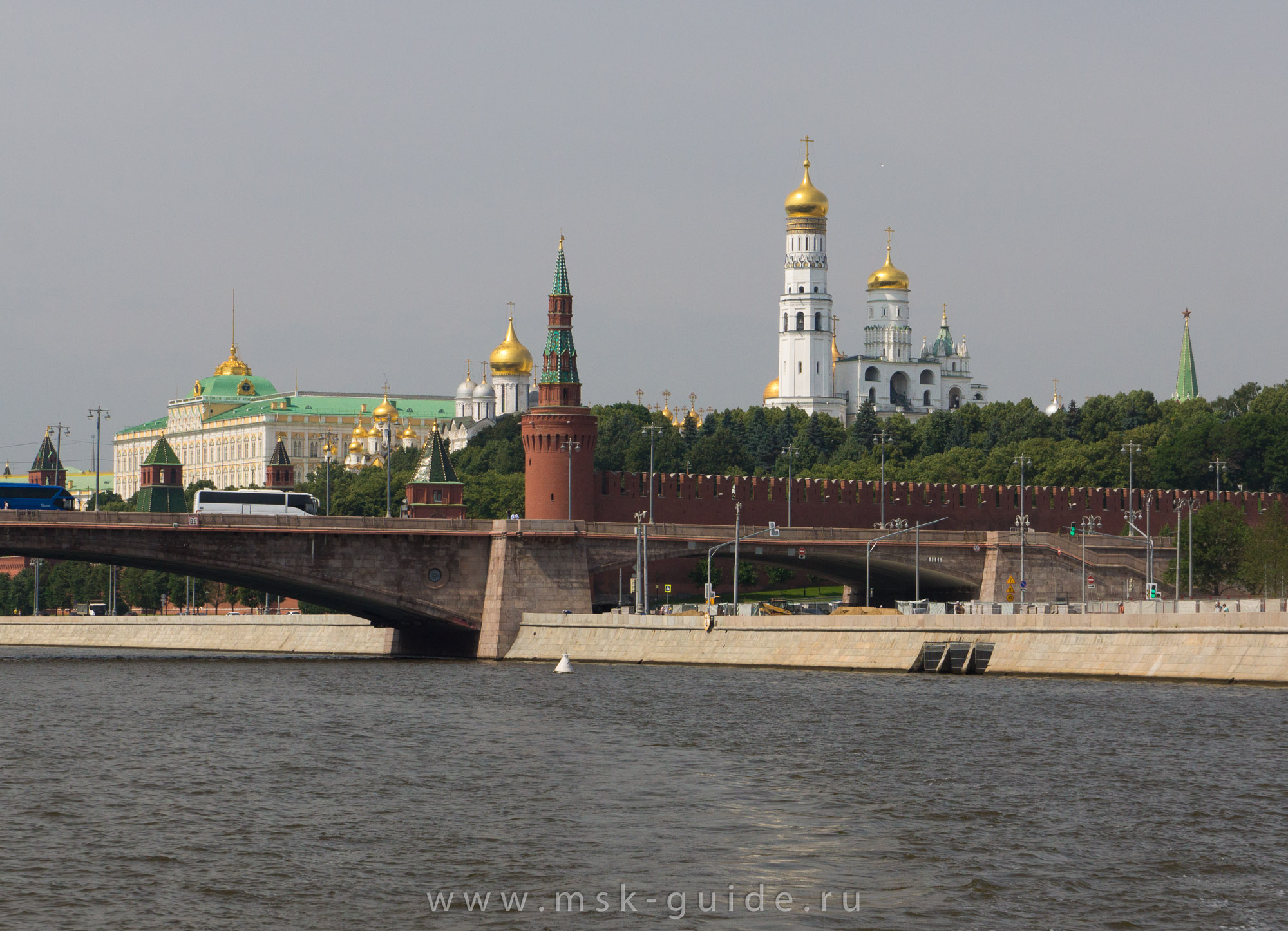 Вид на Московский Кремль с Москвы реки: Беклемишевская башня, колокольня Иван Великий и Большой Кремлёвский дворец