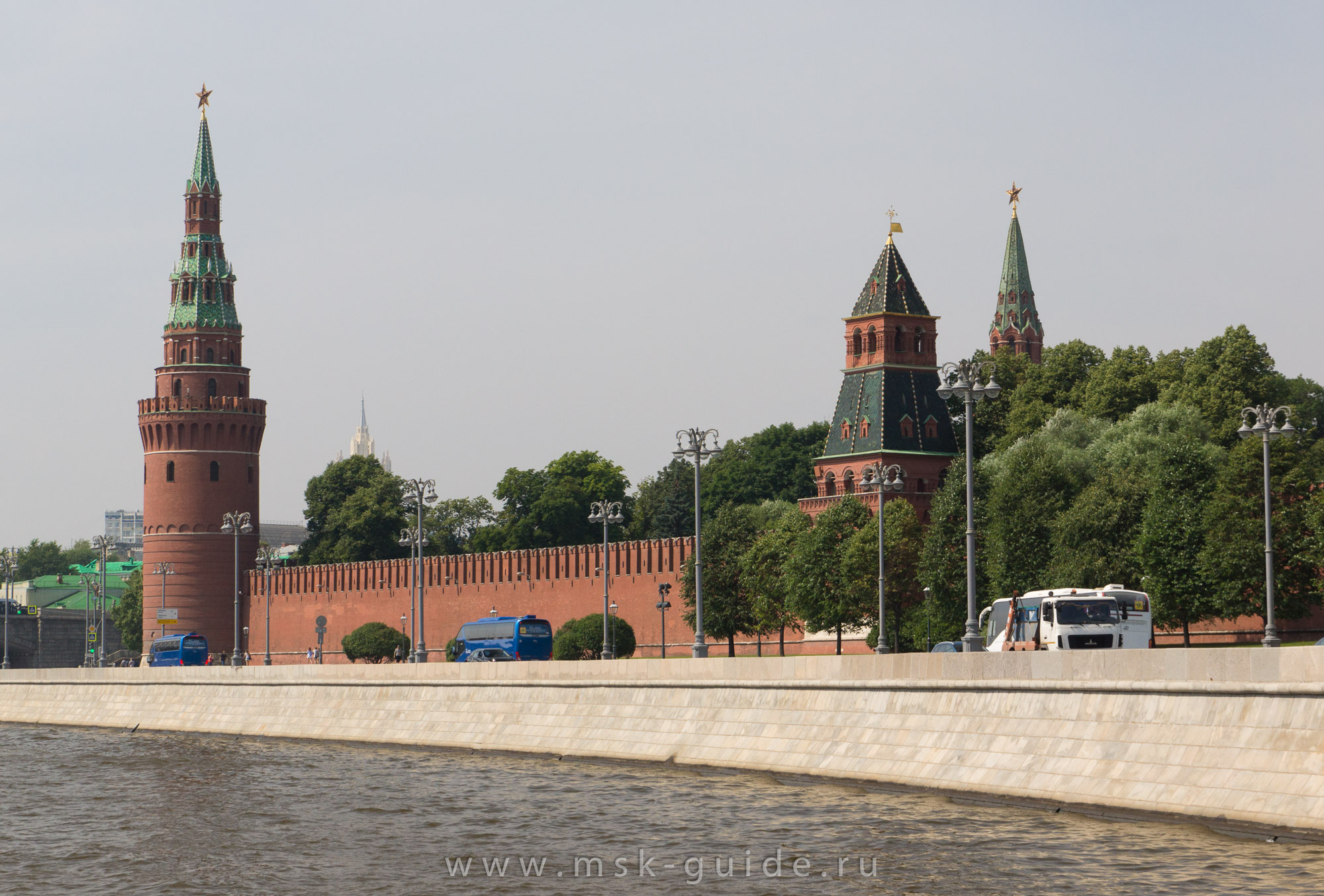 Водовзводная (слева) и Благовещенская (справа) башни Водовзводная (слева) и Благовещенская (справа) башни