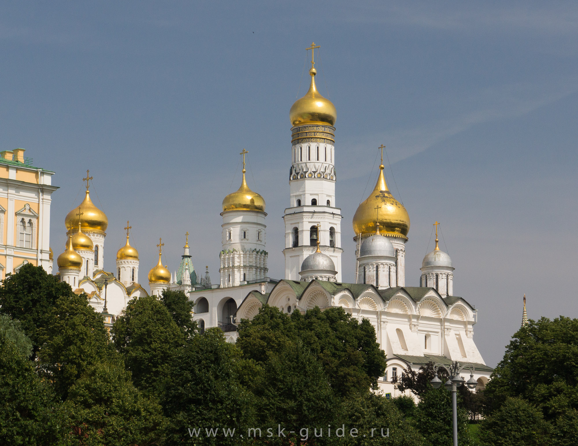Золотые купола храмов Московского Кремля Золотые купола храмов Московского Кремля