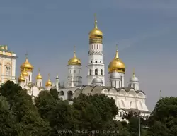 Золотые купола храмов Московского Кремля