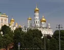 Золотые купола храмов на Соборной площади Московского Кремля
