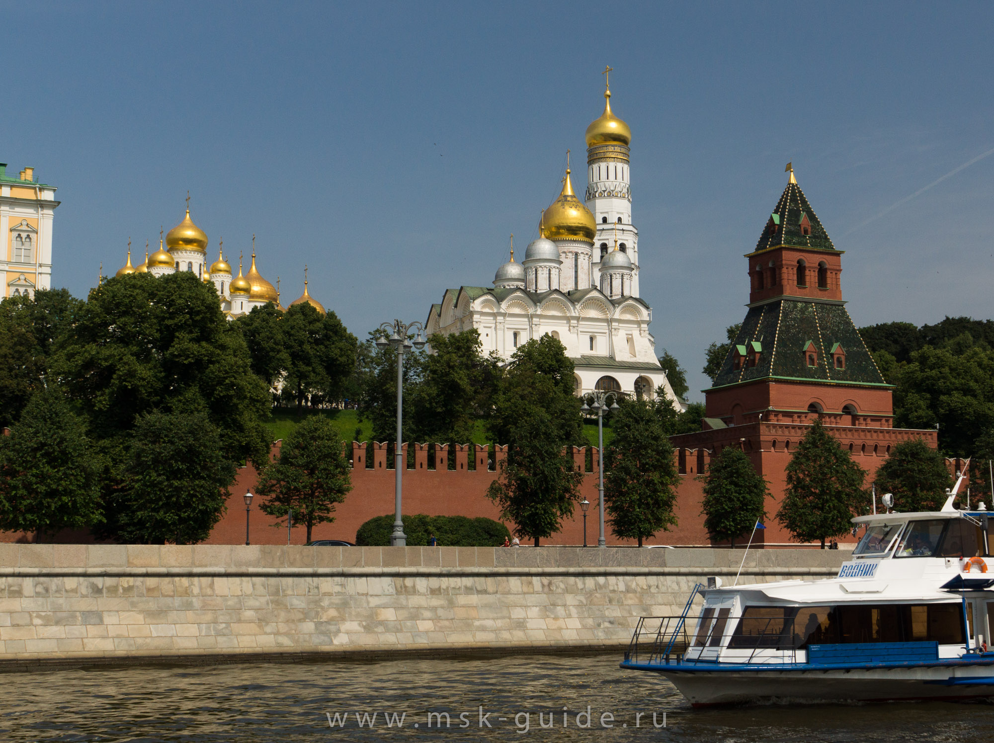 Золотые купола соборов Московского Кремля Золотые купола соборов Московского Кремля